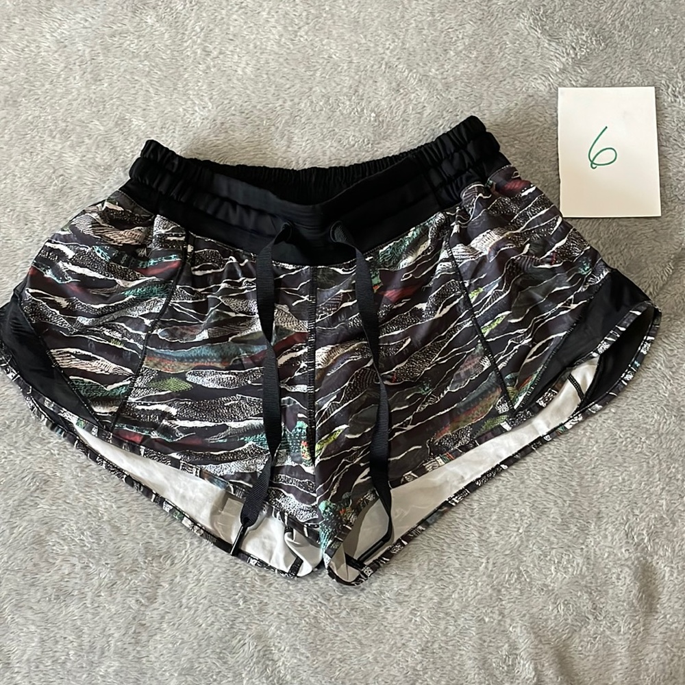 Lululemon size 4 hottie hot shorts 2.5 inch liner intact line dried